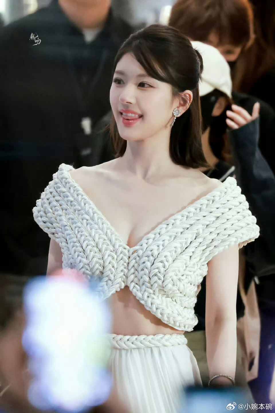 赵露思为新剧剪短发❗未修图照曝光📸