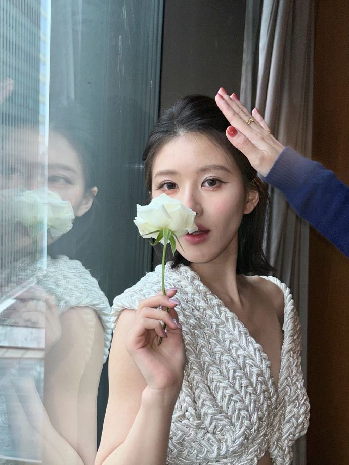 赵露思为新剧剪短发❗未修图照曝光📸