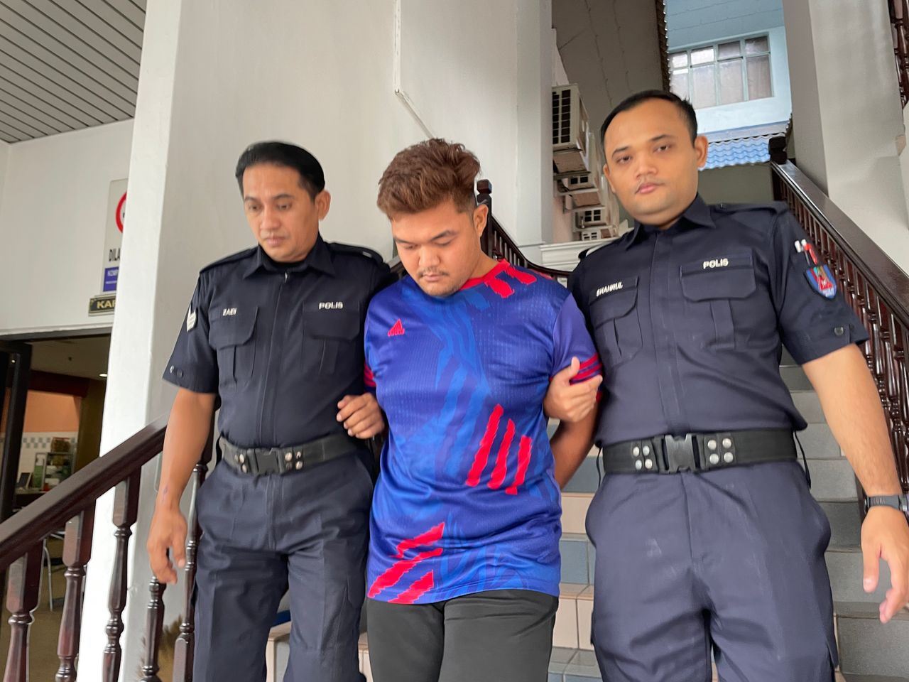 lelaki didenda rm3,500, pukul pemandu kereta guna topi keledar