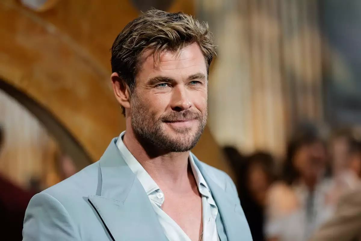 chris hemsworth fangirls over halle berry—and she totally returns the love