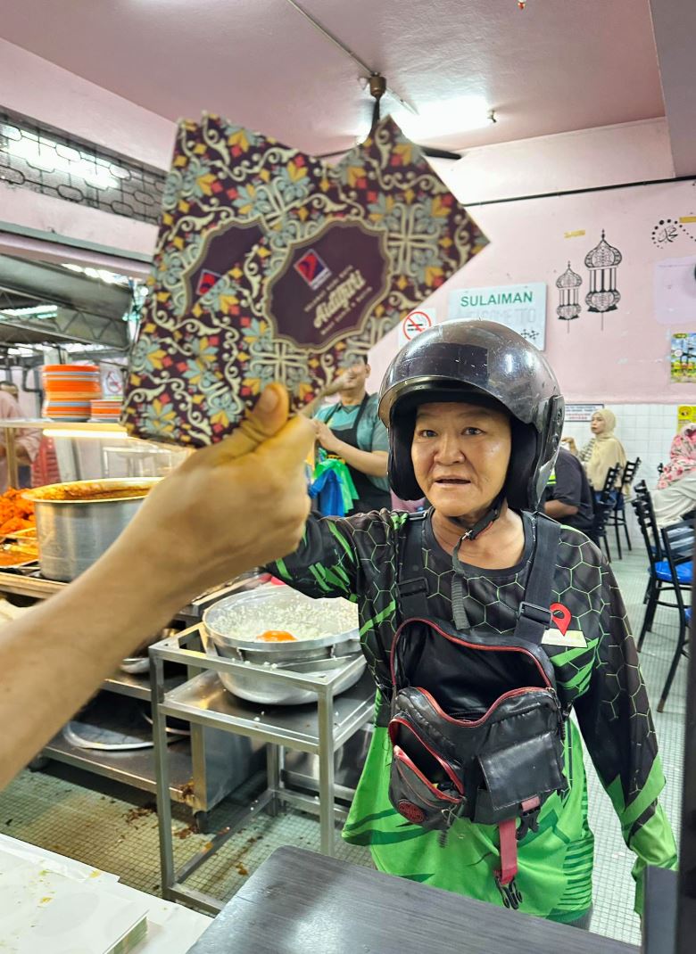 heartwarming moment! delivery rider aunty gifts duit raya to entire nasi kandar staff in penang