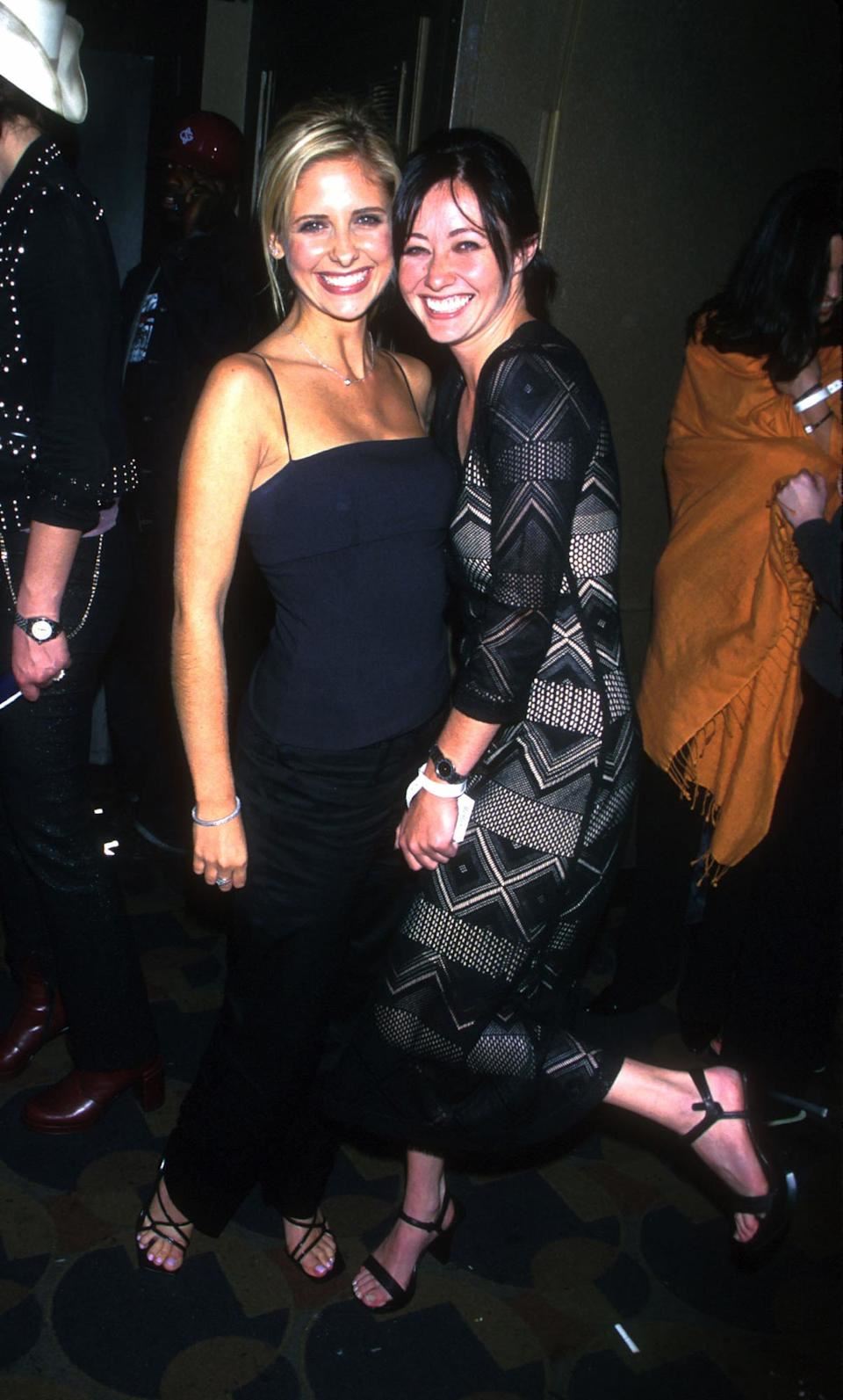 sarah michelle gellar honors shannen doherty with emotional birthday tribute