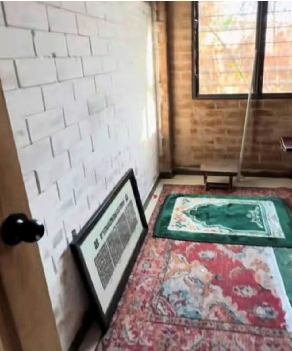 rumah hangus dijilat api, tapi bilik solat tidak terjejas – “bukti keajaiban allah”