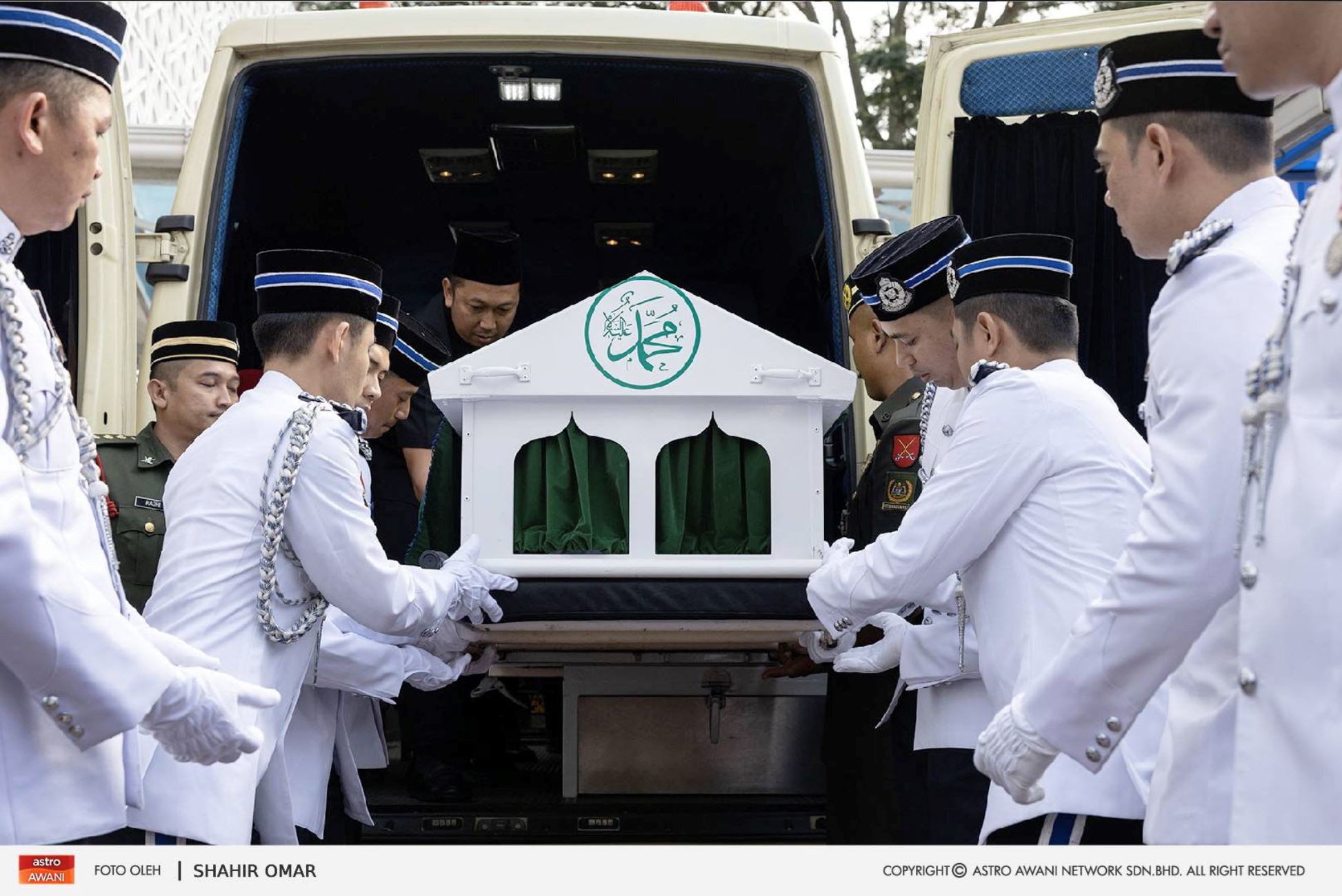 jenazah tun abdullah tiba di masjid negara untuk istiadat pengebumian negara