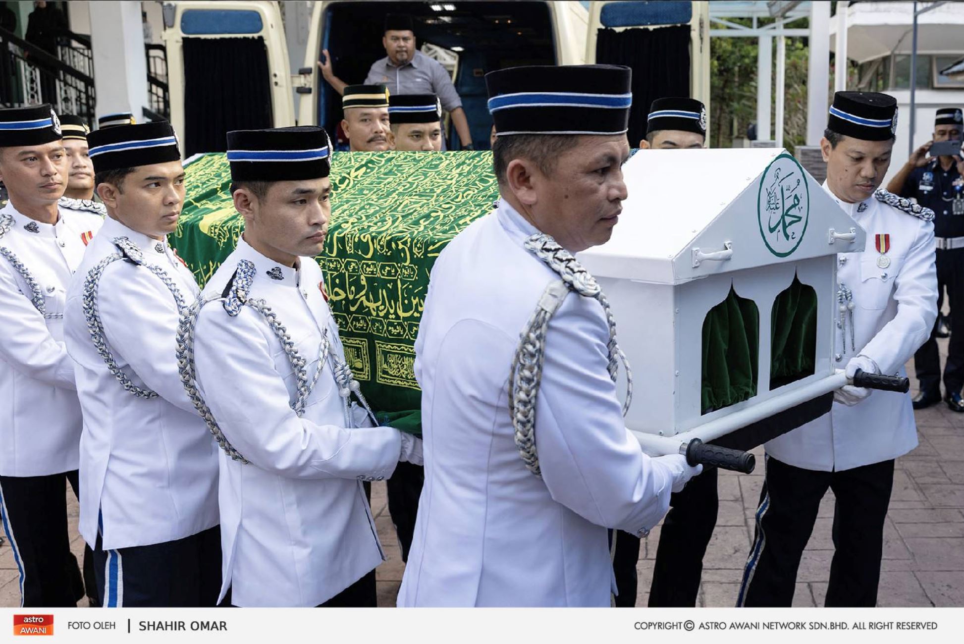 jenazah tun abdullah tiba di masjid negara untuk istiadat pengebumian negara