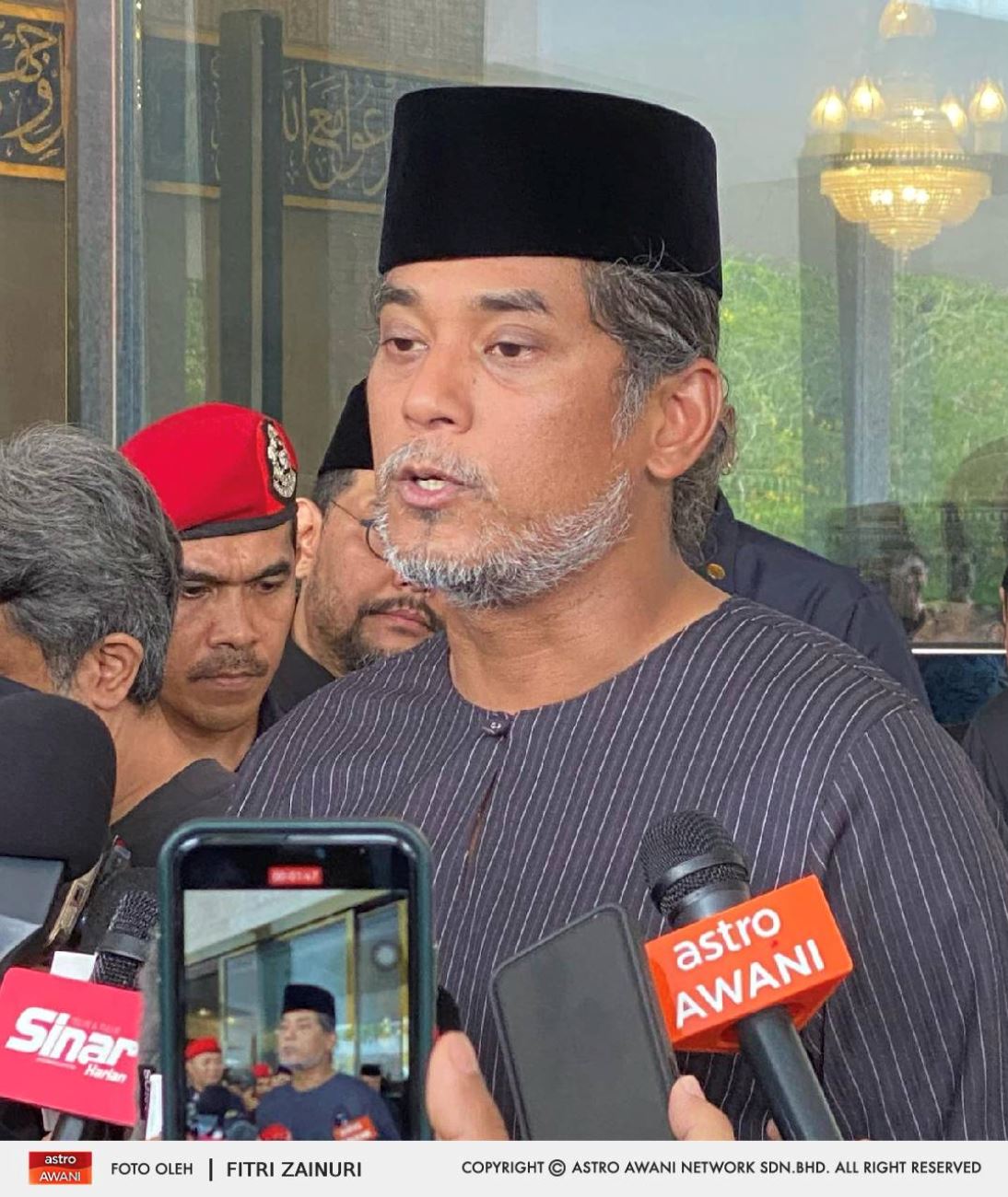 jenazah tun abdullah dibawa masuk ke dewan solat masjid negara, penghormatan terakhir bermula 10 pagi