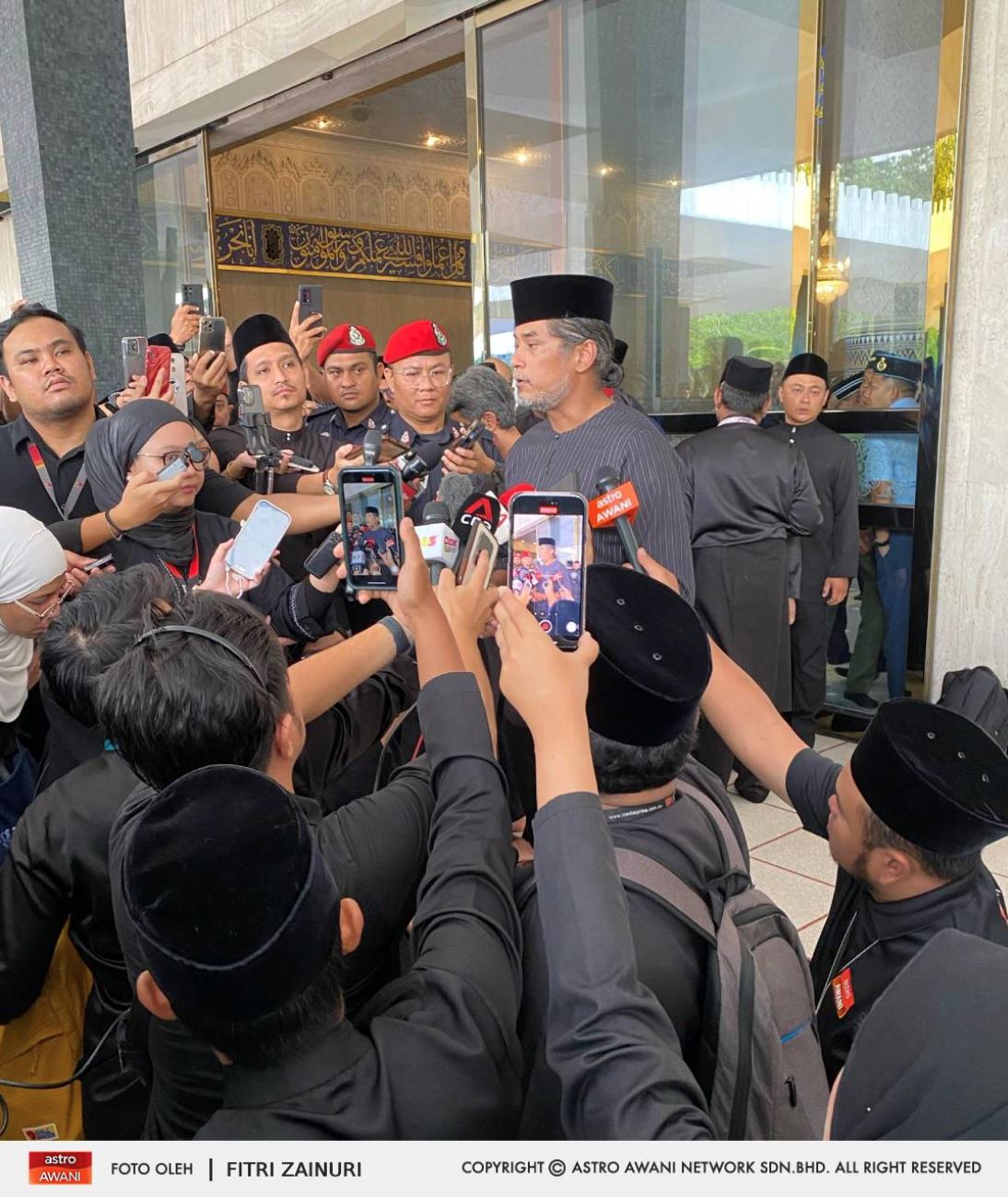 jenazah tun abdullah dibawa masuk ke dewan solat masjid negara, penghormatan terakhir bermula 10 pagi