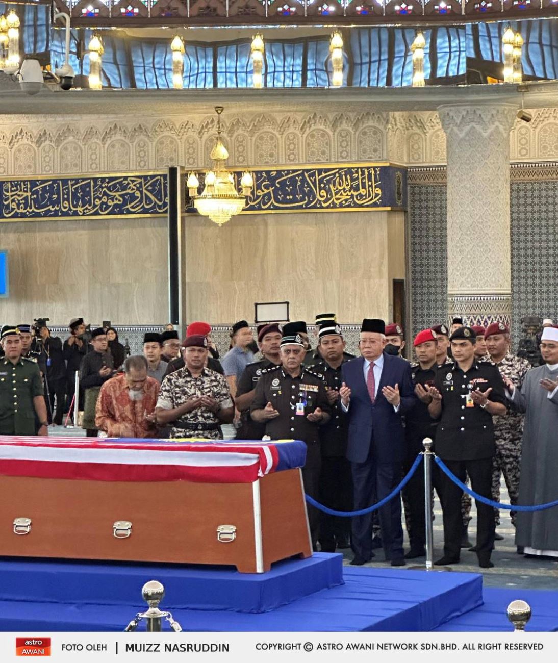 najib hadir beri penghormatan terakhir kepada tun abdullah di masjid negara