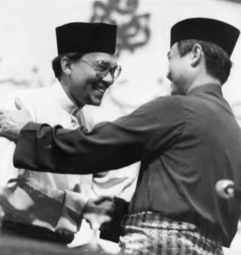 i shall forever be grateful, sir” – khairy jamaluddin ucap terima kasih kepada pmx atas penghormatan kepada tun abdullah