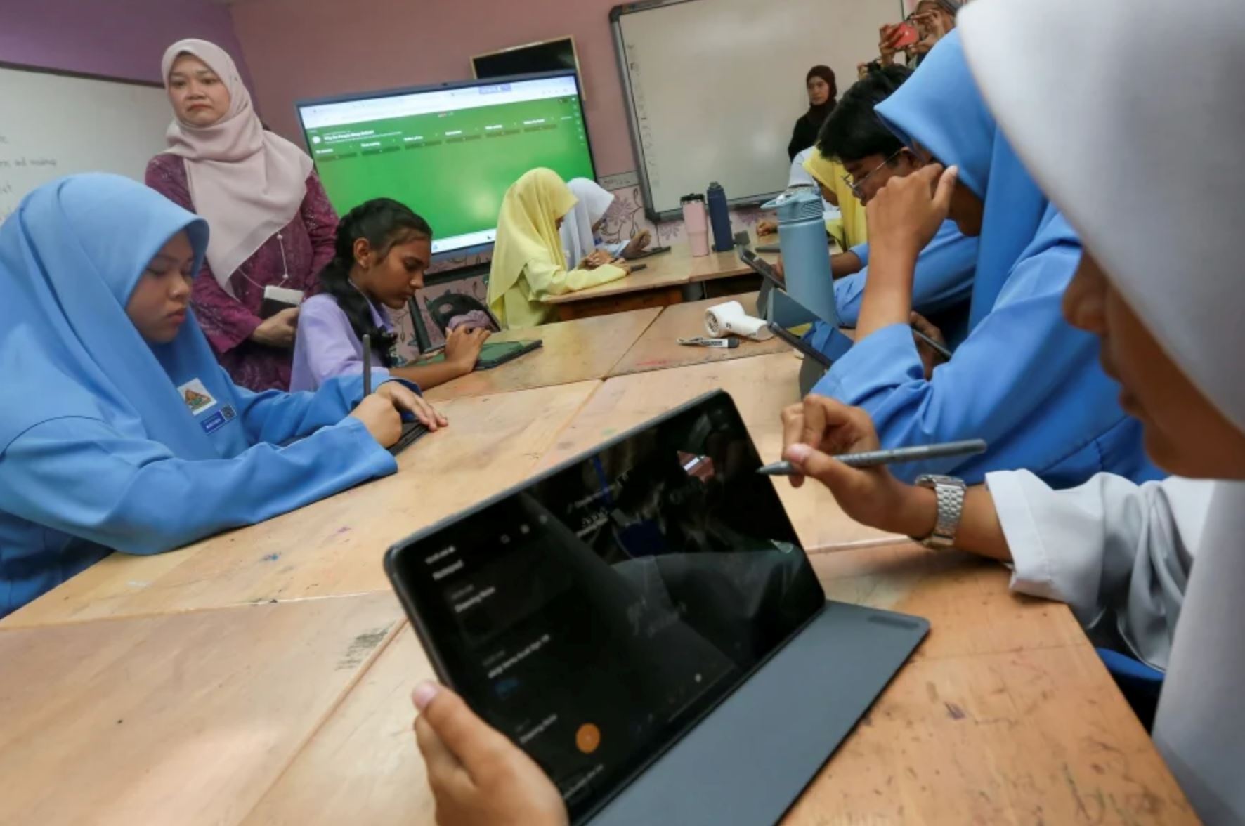 smartboards to be installed in all malaysian schools by 2027, says education minister