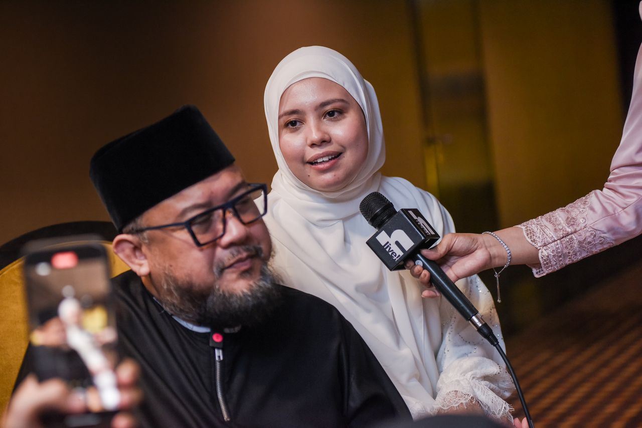“umur dah 53 tahun, ingat takkan dapat dah” - afdlin shauki umum isteri selamat lahirkan anak perempuan