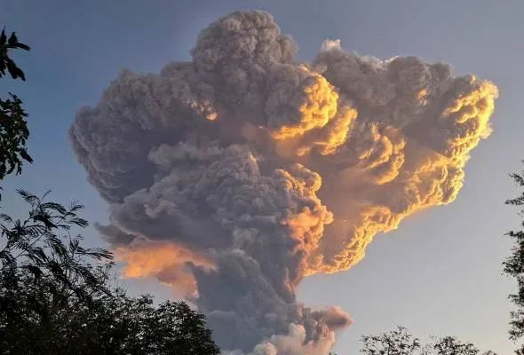 gunung lewotobi meletus, amaran penerbangan tahap merah dikeluarkan