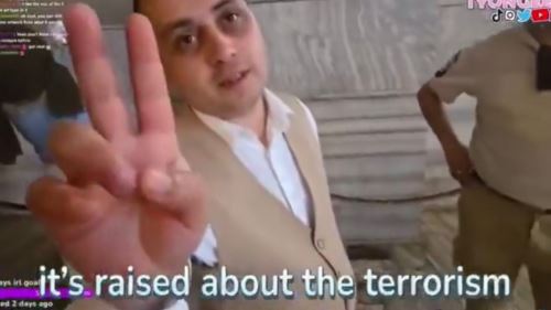 [video] vlogger korea buat isyarat ‘peace’ ditahan pengawal, simbol damai rupanya sensitif di turki?!