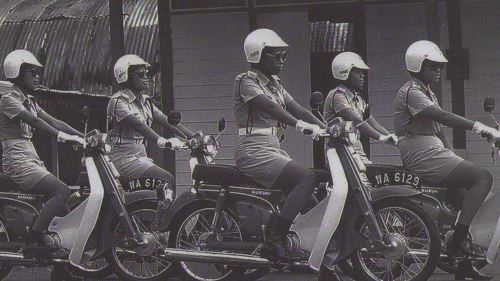 lesen tv & motosikal pemeriksa: kisah unik sejarah televisyen di malaysia!