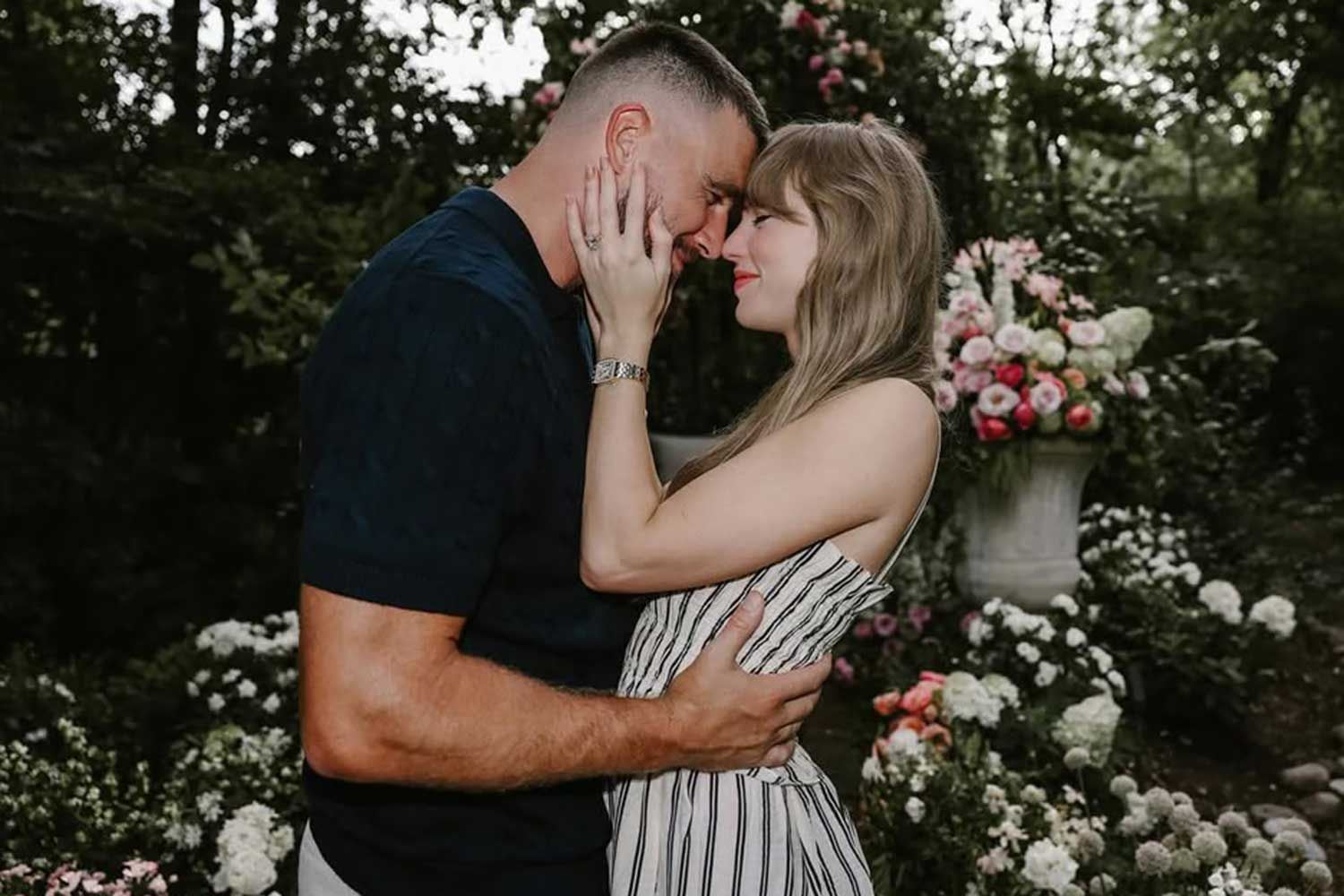 taylor swift bertunang dengan travis kelce