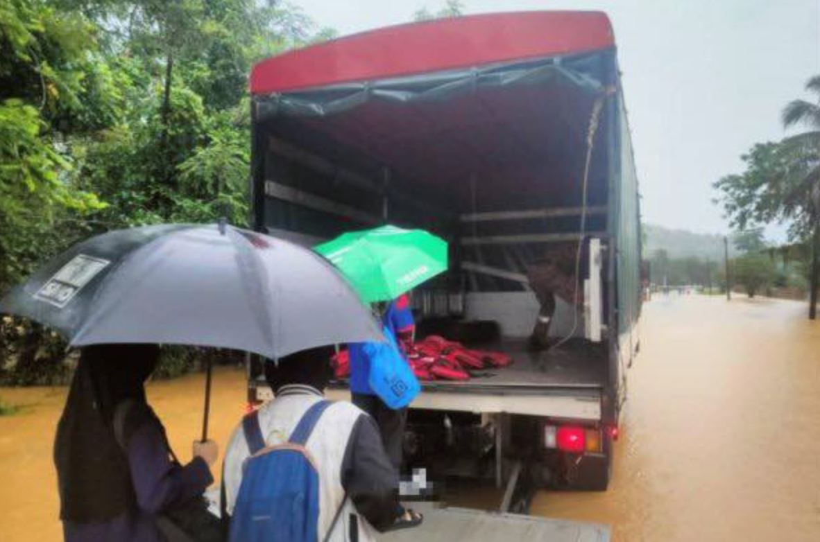 kelantan floods stranded spm students, firefighters step in to help them sit for exam!