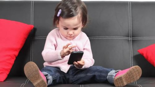 ibu bapa wajib baca, telefon pintar dan gajet buat anak kurang tidur, gemuk & murung!