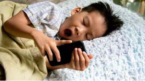 ibu bapa wajib baca, telefon pintar dan gajet buat anak kurang tidur, gemuk & murung!
