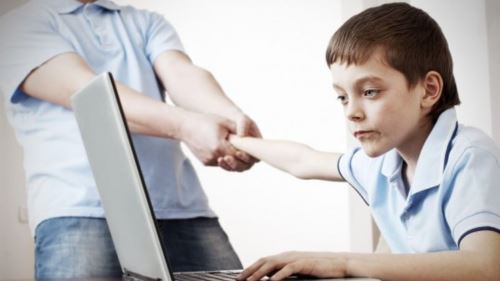 ibu bapa wajib baca, telefon pintar dan gajet buat anak kurang tidur, gemuk & murung!