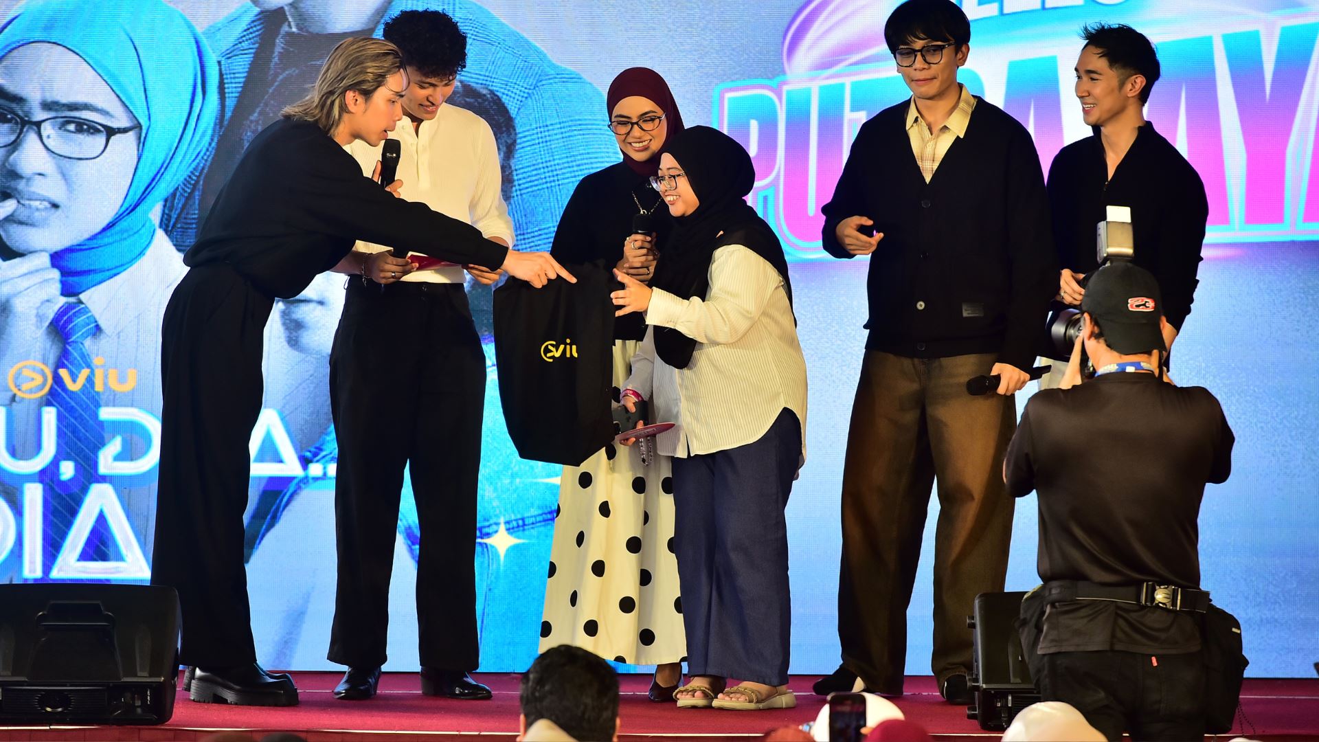 astro hidupkan hiburan secara langsung, ribuan peminat memenuhi hello putrajaya