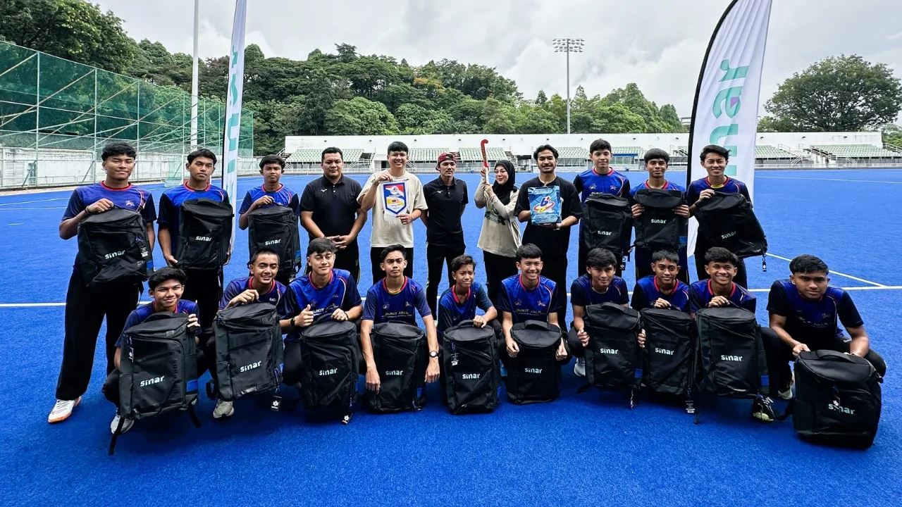 ringankan beban atlet muda, sinar tampil hulur bantuan kepada pemain hoki sekolah sukan bukit jalil