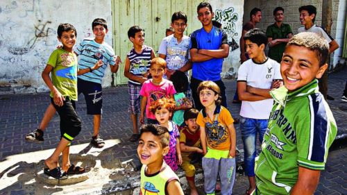 dunia runtuh, tetapi tawa kanak-kanak tidak akan pernah hilang