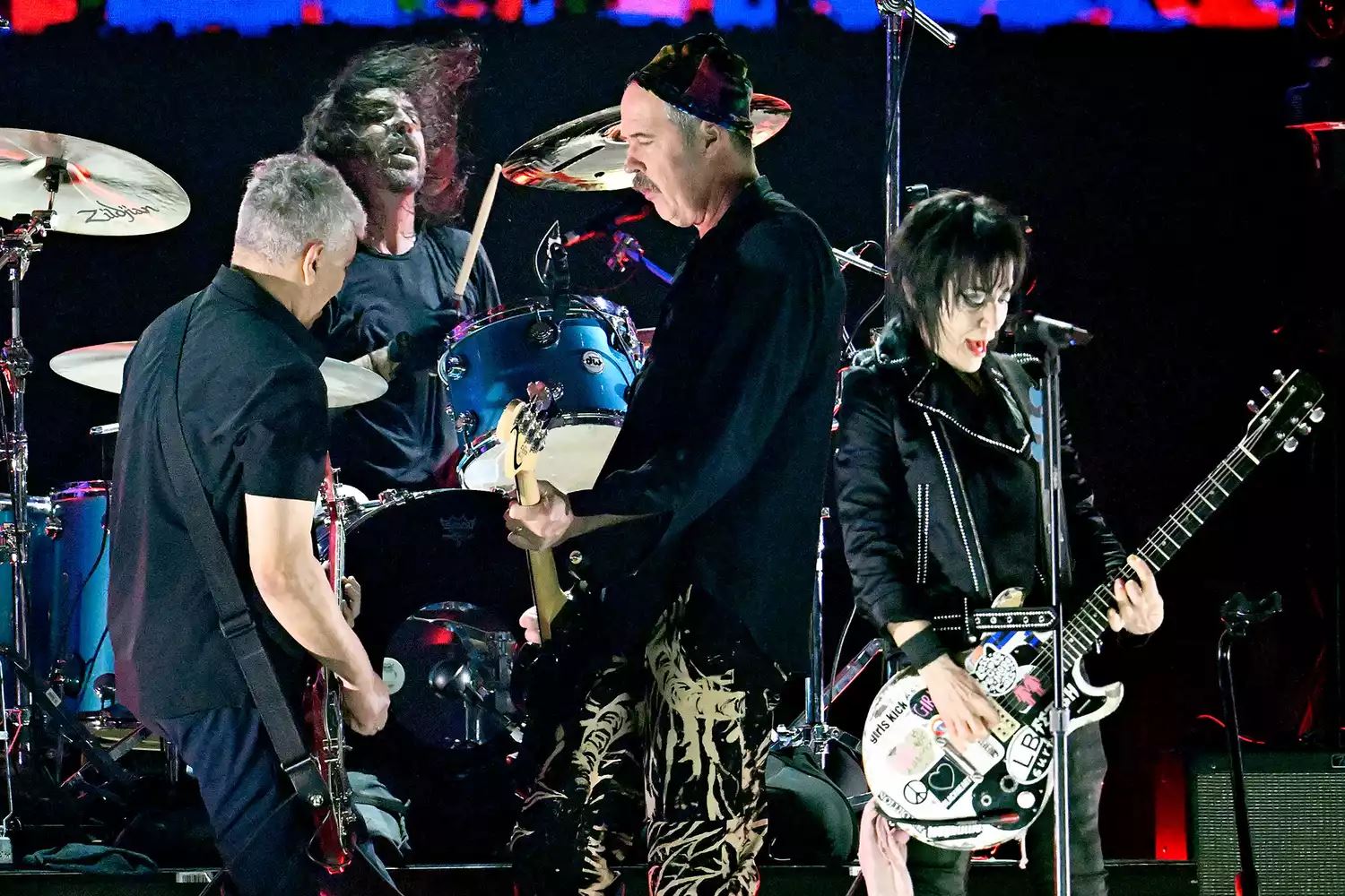 nirvana's surviving members reunite at fireaid benefit concert with female artists filling kurt cobain's role