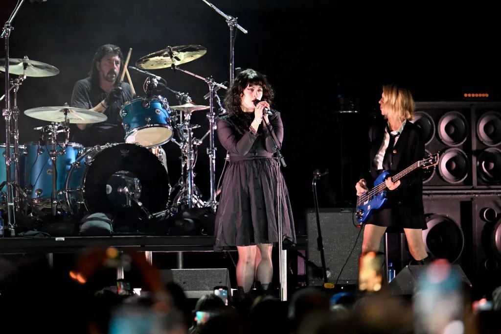 nirvana's surviving members reunite at fireaid benefit concert with female artists filling kurt cobain's role