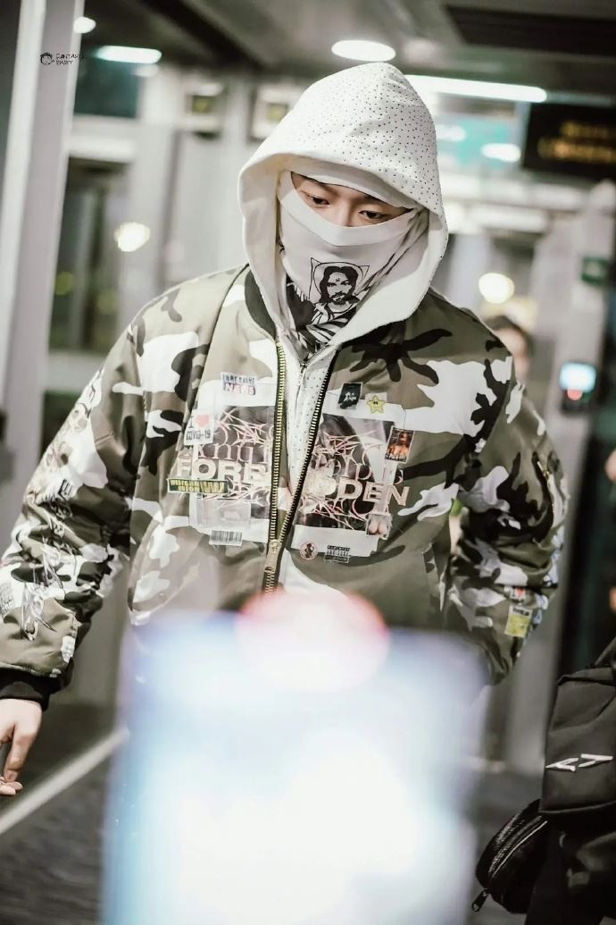 范丞丞私服印「我爱新冠肺炎」惹议！粉丝急澄清！