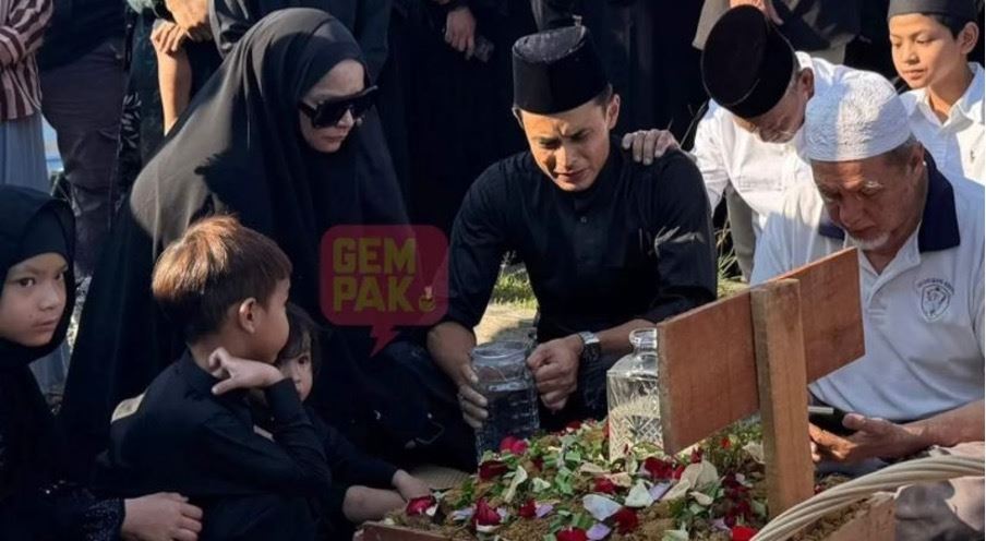 jenazah anak bongsu ayu dan zaquan selamat dikebumikan