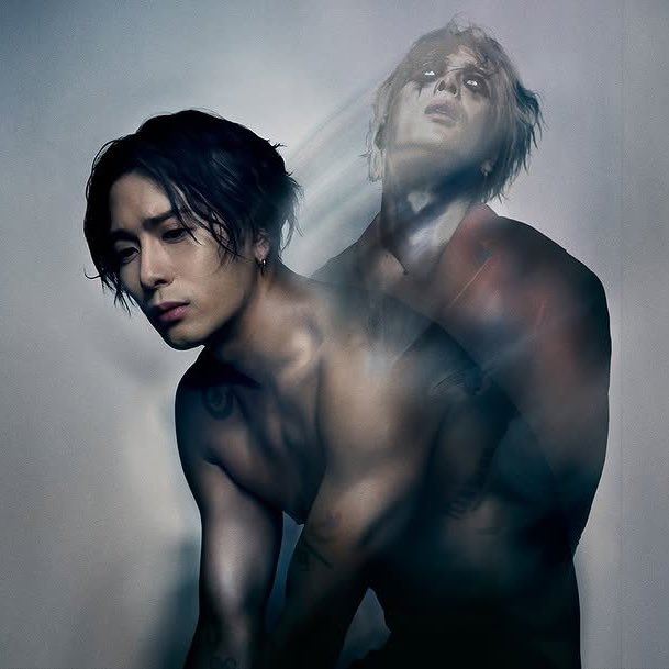 王嘉尔《high alone》mv上线❗在水箱里挣扎窒息感拉满😱