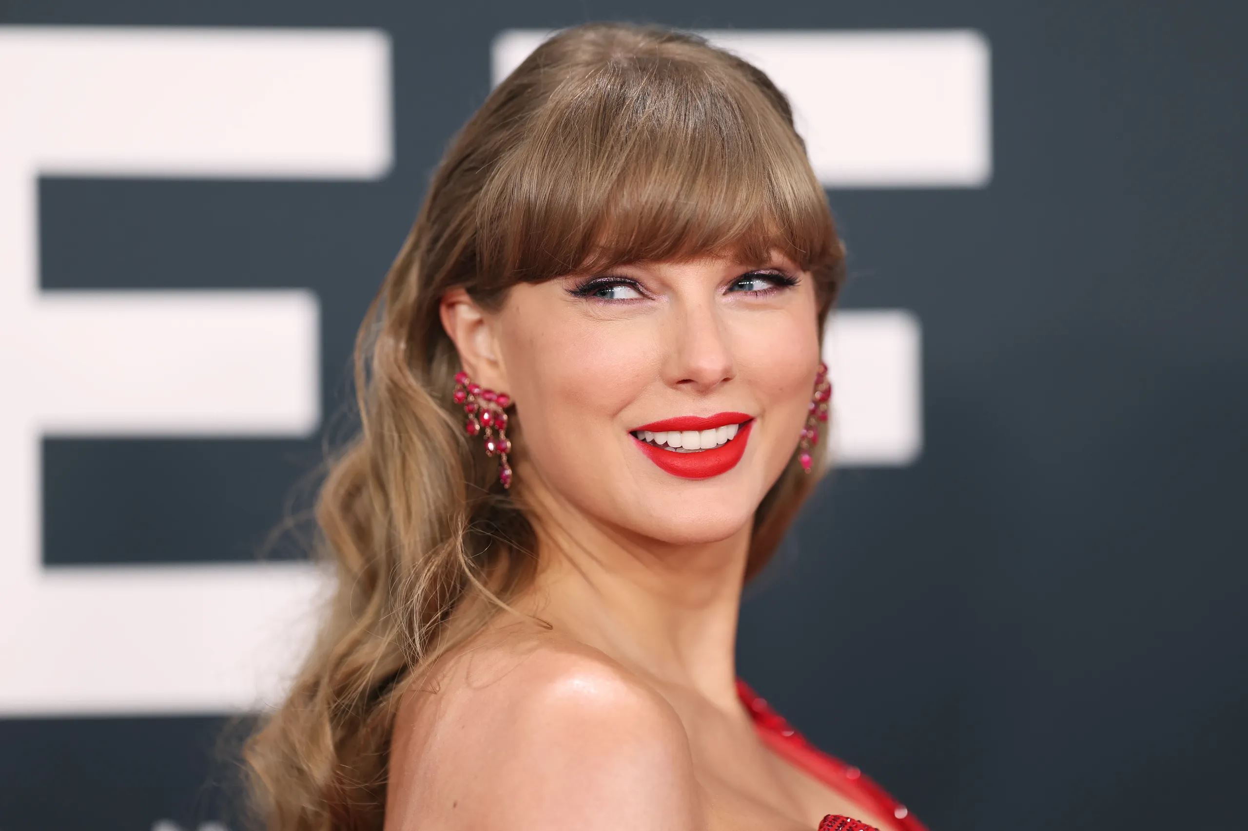 taylor swift spotted handing out cash to grammys staff—fans are calling her an angel