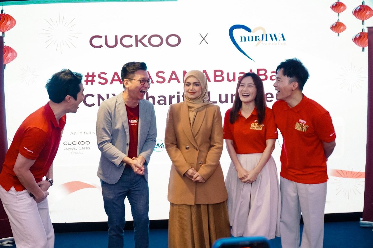 CUCKOO成员与艺人合照