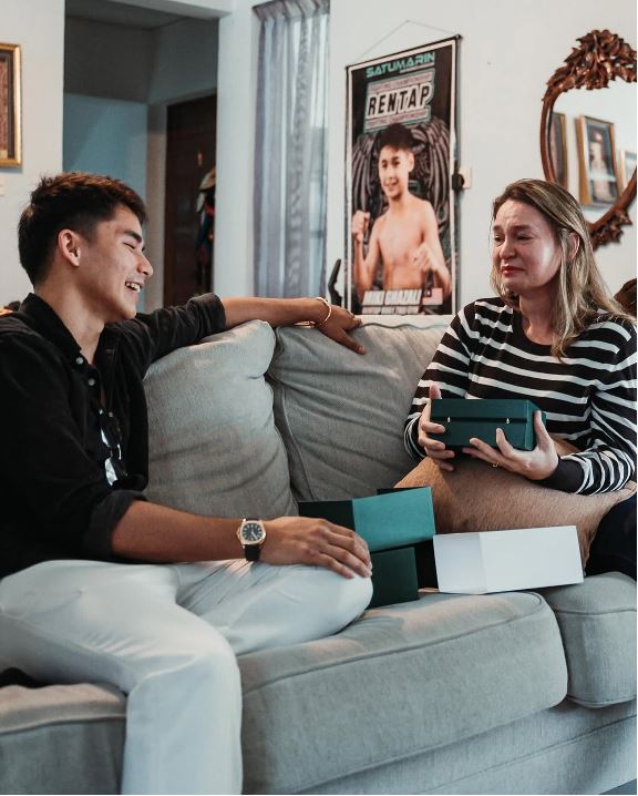 “buat insan paling istimewa” - jojo ghazali hadiahkan jam tangan mewah buat ibu