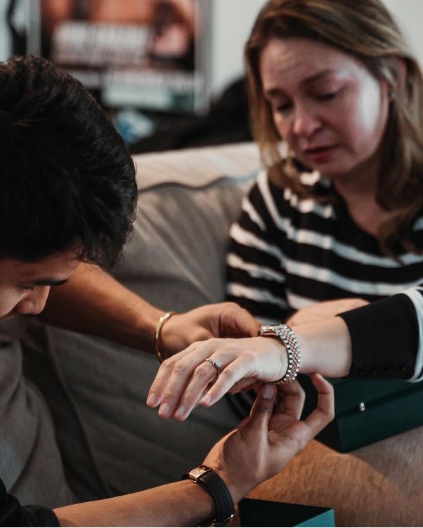 “buat insan paling istimewa” - jojo ghazali hadiahkan jam tangan mewah buat ibu