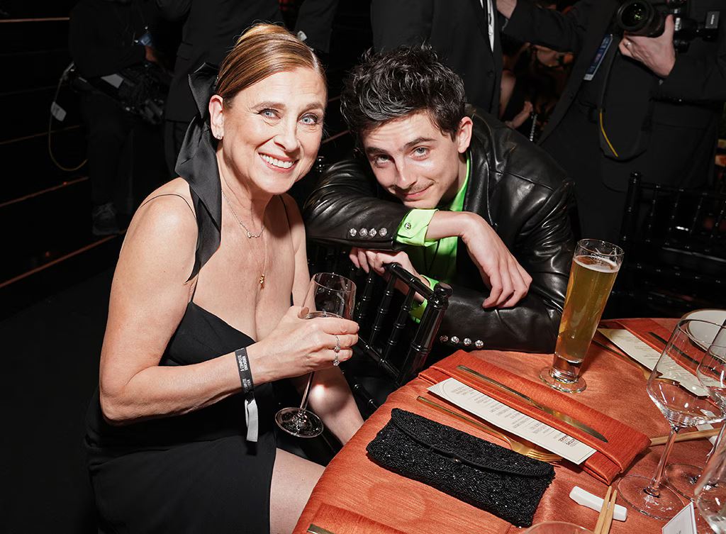 timothée chalamet gets emotional at sag awards, credits his mom for his success