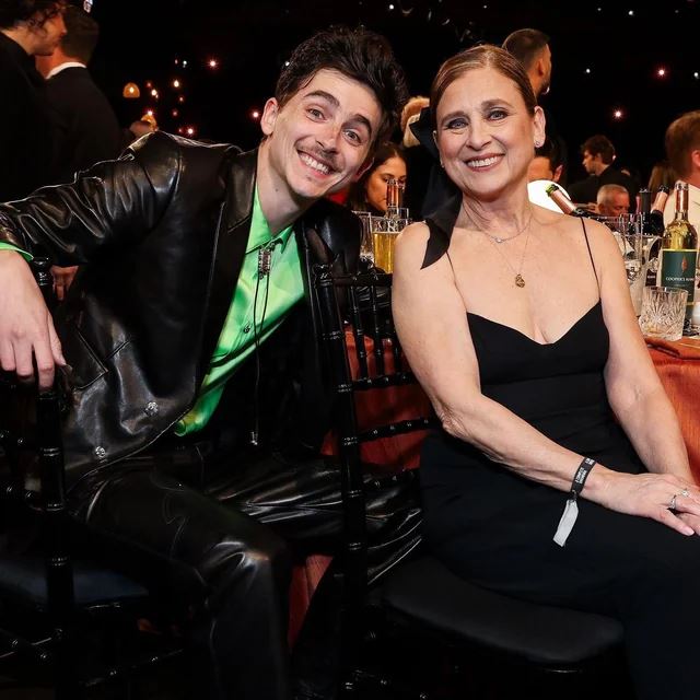 timothée chalamet gets emotional at sag awards, credits his mom for his success