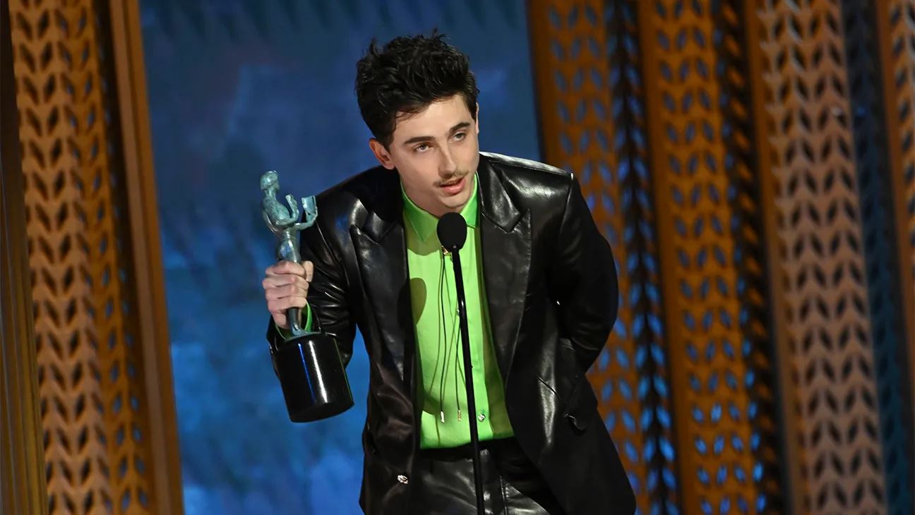 timothée chalamet gets emotional at sag awards, credits his mom for his success
