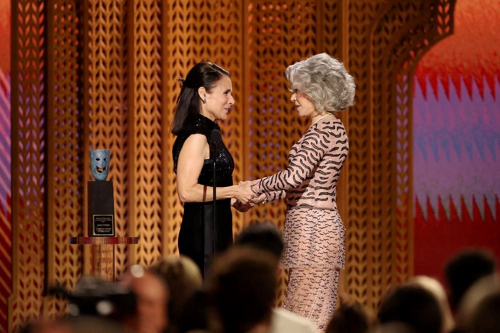 jane fonda’s sag life achievement speech interrupted—but she handles it like a pro