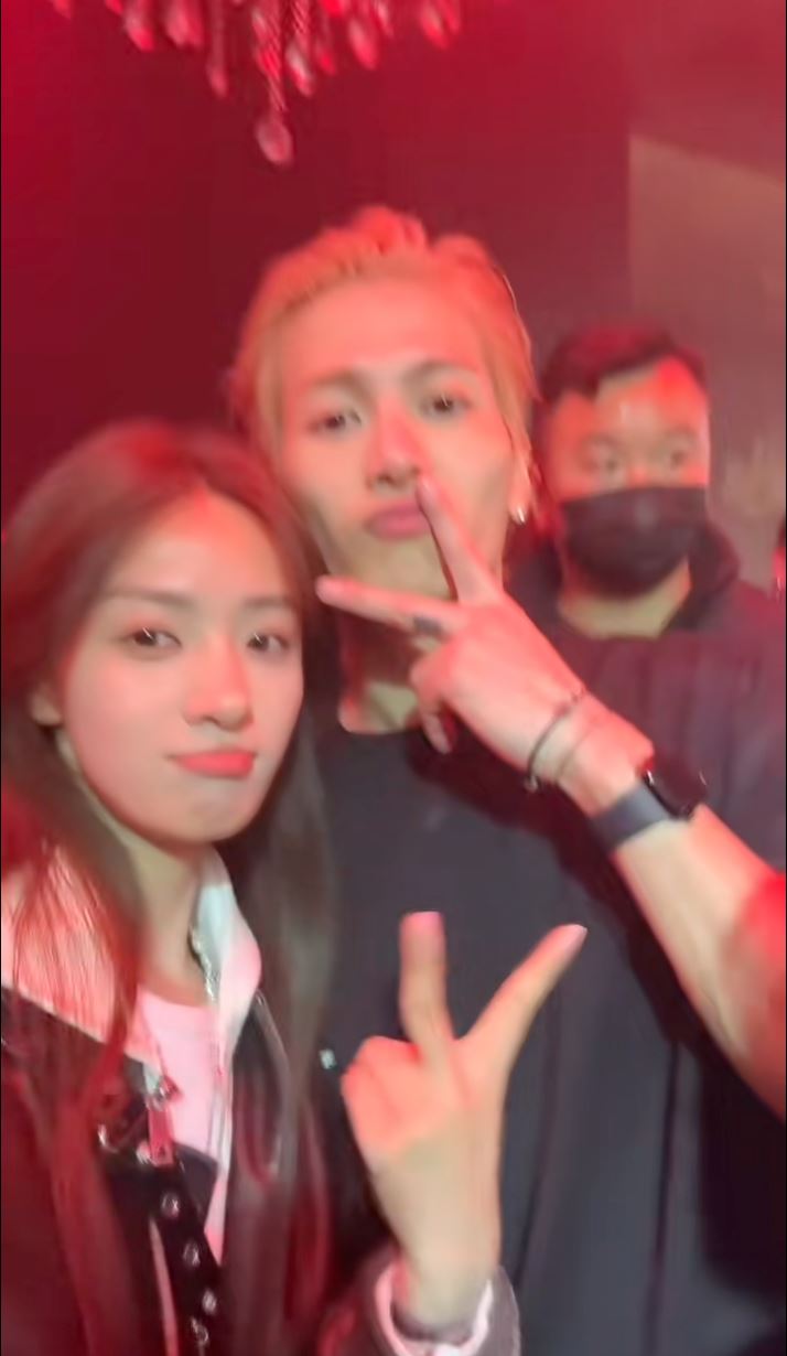 王嘉尔对粉丝摸头杀❗评论区留言成亮点⚡