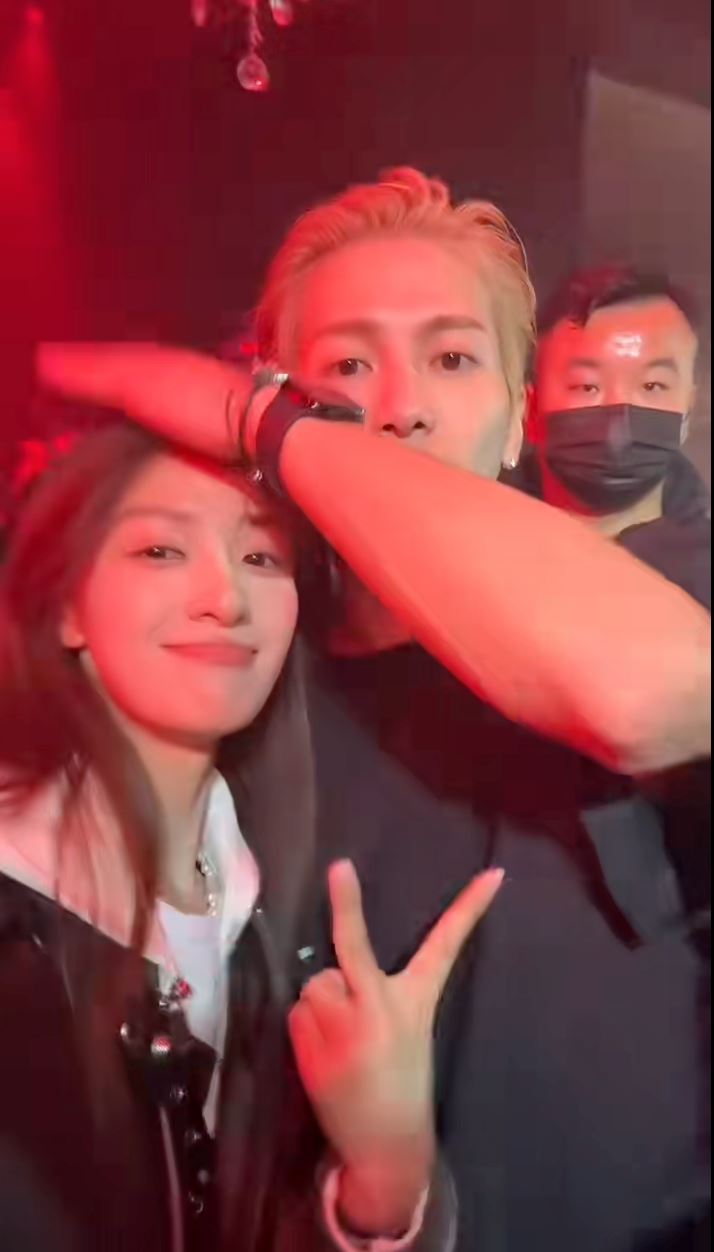 王嘉尔对粉丝摸头杀❗评论区留言成亮点⚡