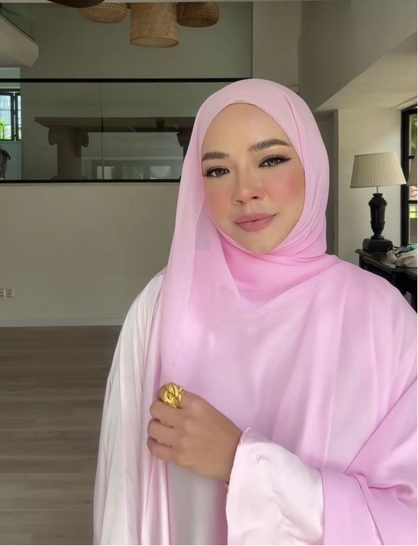 nora danish beri baju lama untuk rakan bukan islam sahaja