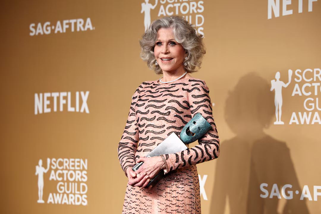 jane fonda’s sag life achievement speech interrupted—but she handles it like a pro