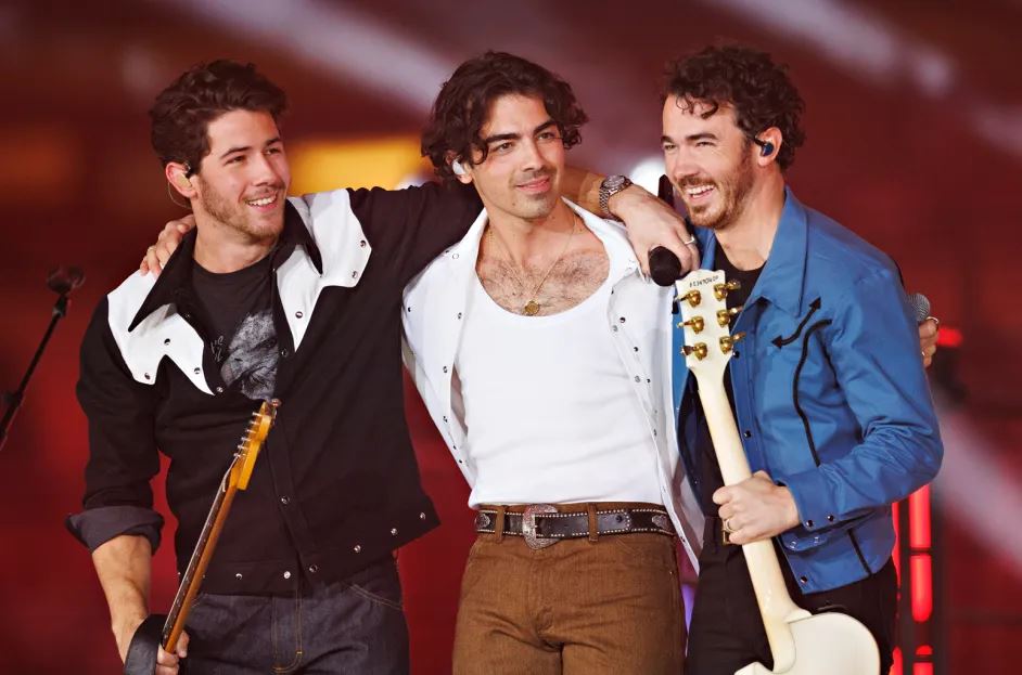 jonas brothers bring major nostalgia to new year's eve performance