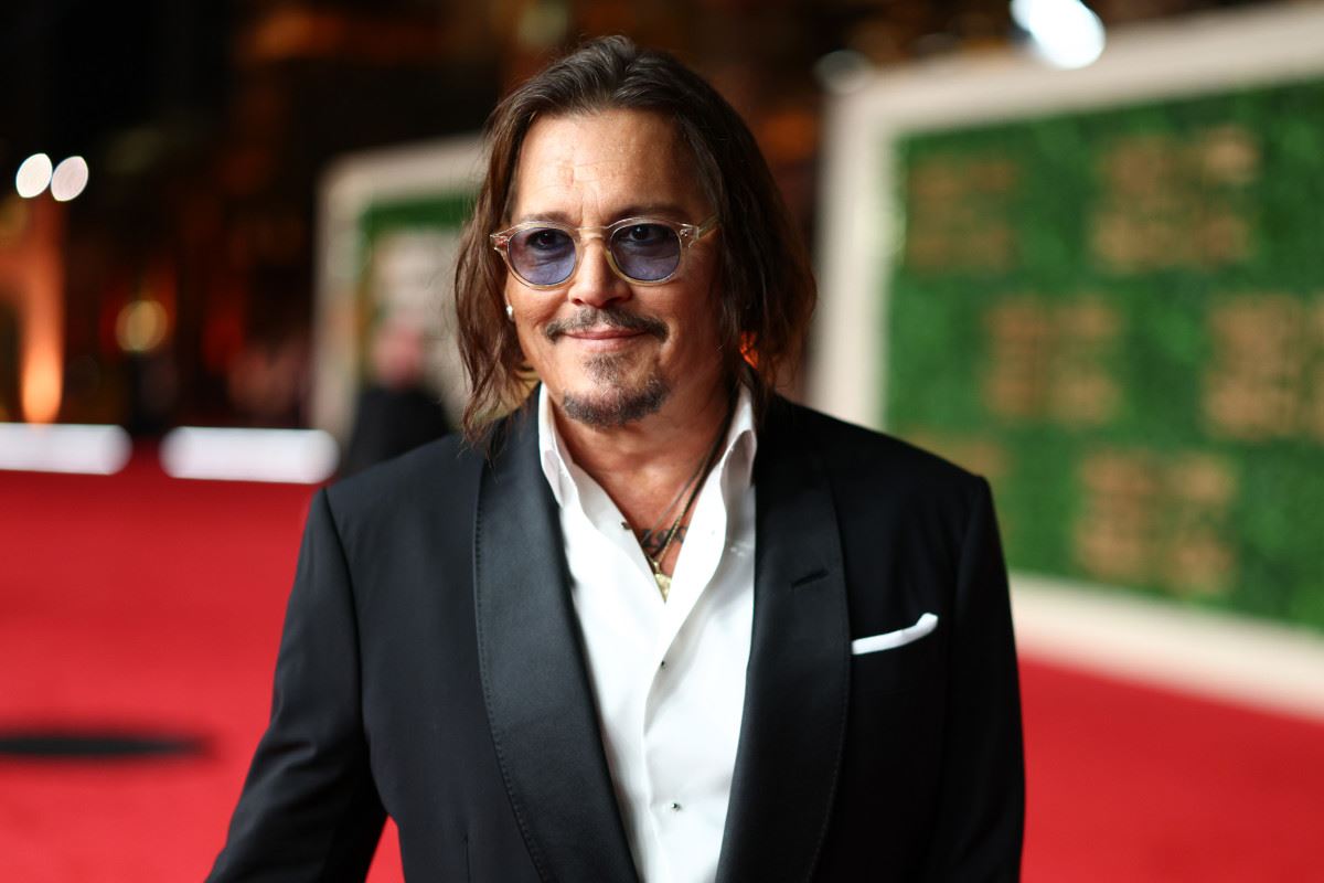 johnny depp alerts fans about online scams using his identity to steal money