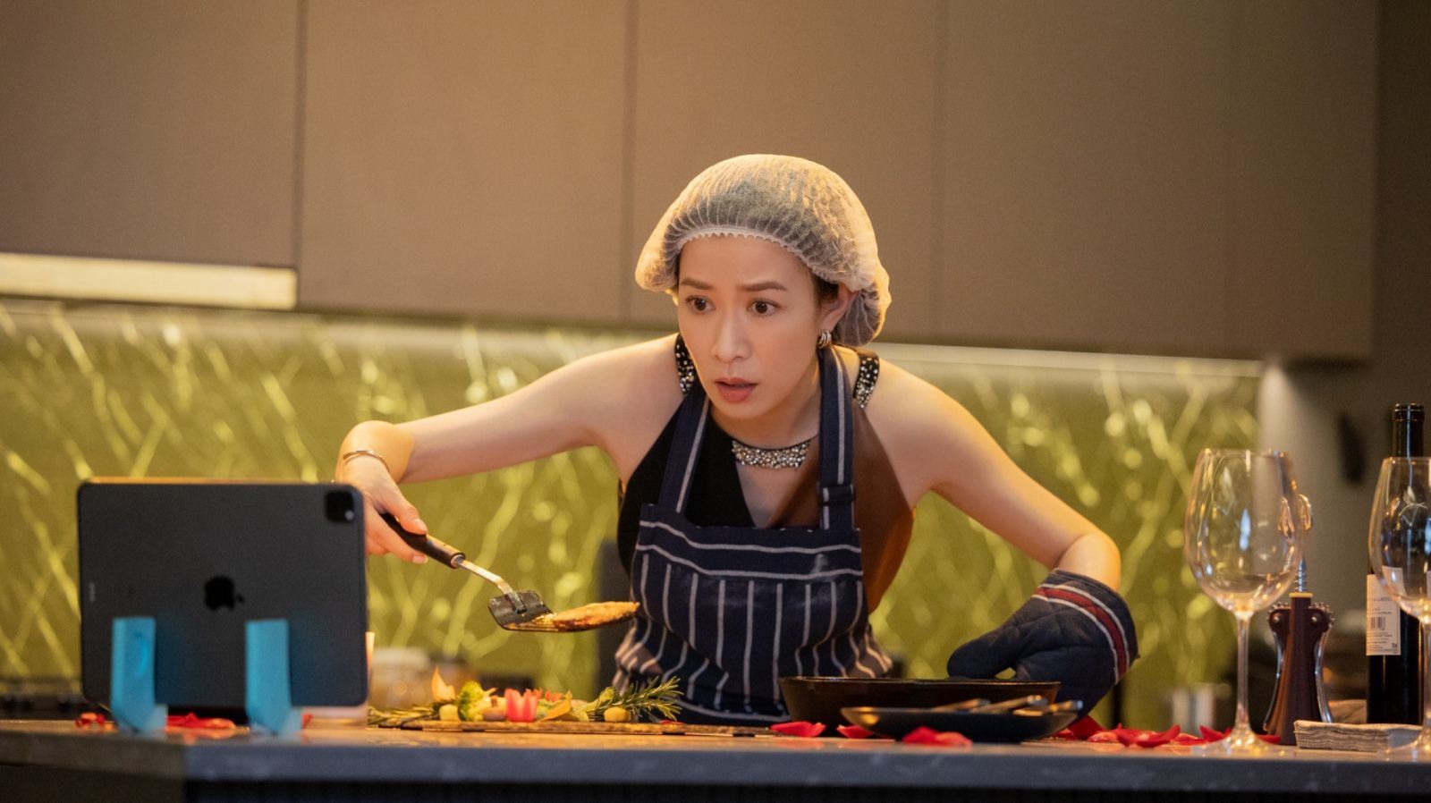 佘诗曼剧里饰厨房小白❗现实被封女厨神🏆