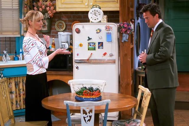 lisa kudrow reveals touching message matthew perry left in a cookie jar from friends