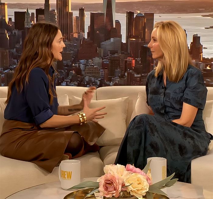 lisa kudrow reveals touching message matthew perry left in a cookie jar from friends