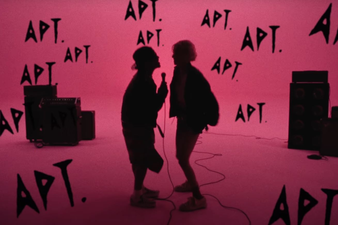 blackpink’s rosé achieves first brit gold certification for apt.