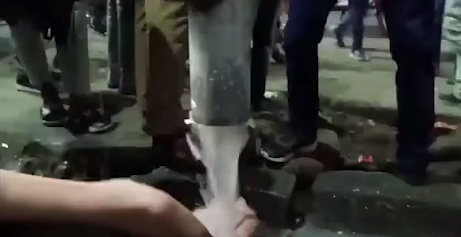 penduduk berebut tadah cecair keluar dari paip disangka susu, rupanya air tercemar [video]